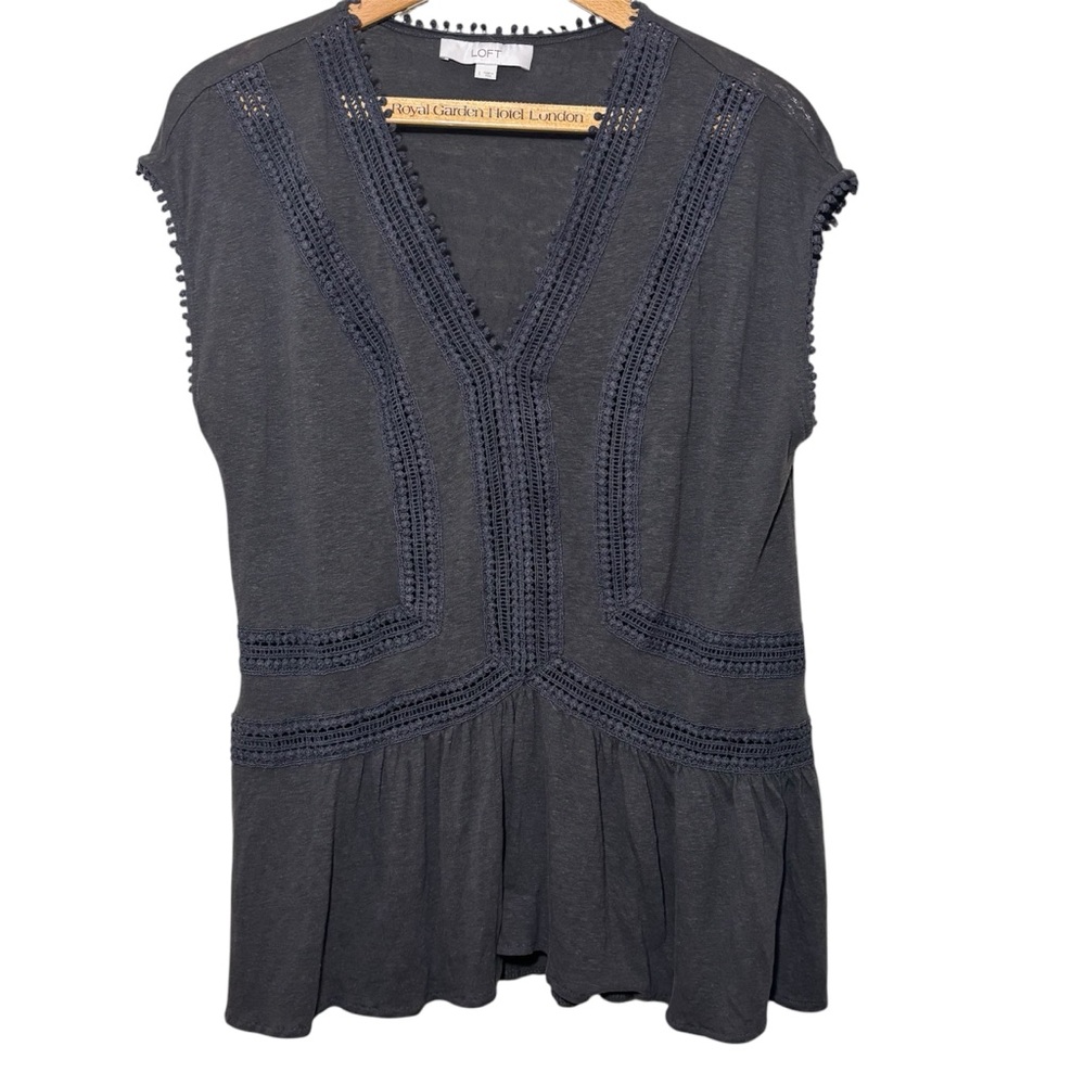 Ann Taylor Loft Grey laser cute ruffled hem cap sleeve top. Women’s Large